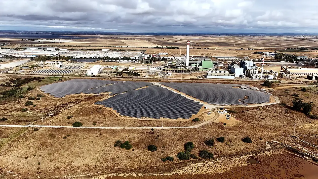 Balsa de riego y parcelas asociadas vistas desde el aire