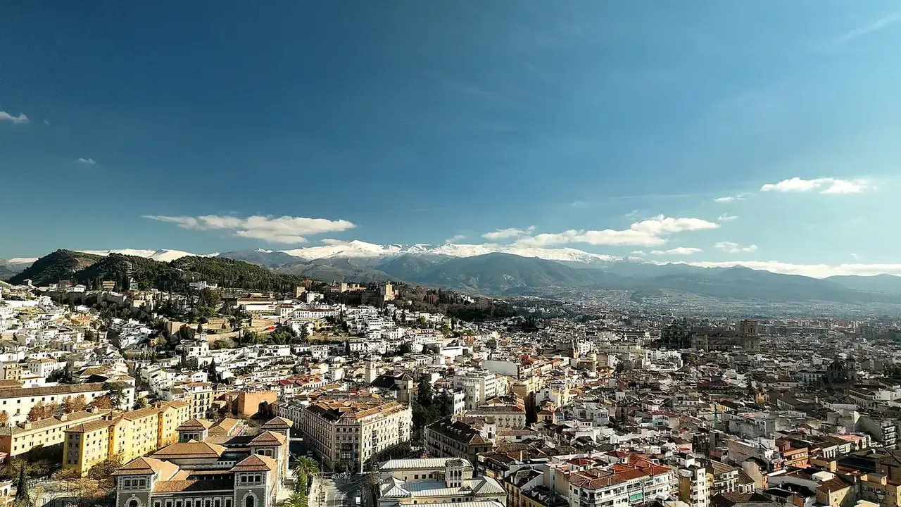 Vuelo con dron sobre paisaje de la provincia