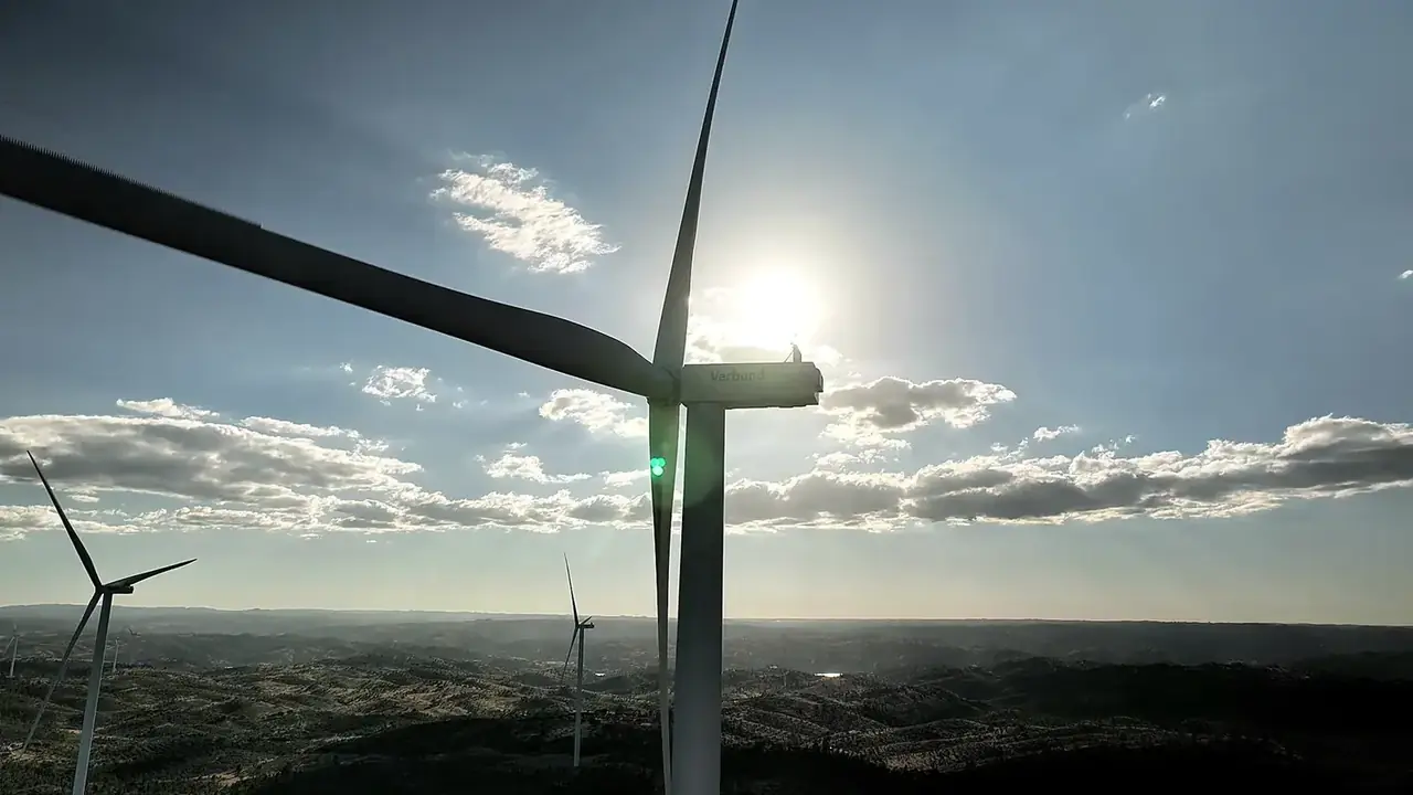 Aerogenerador fotografiado a contraluz desde el aire