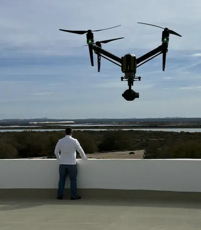 Dron en vuelo durante una toma inmersiva