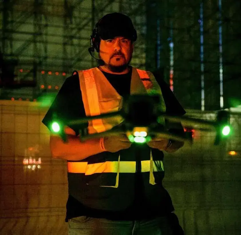 Operador de dron trabajando de noche